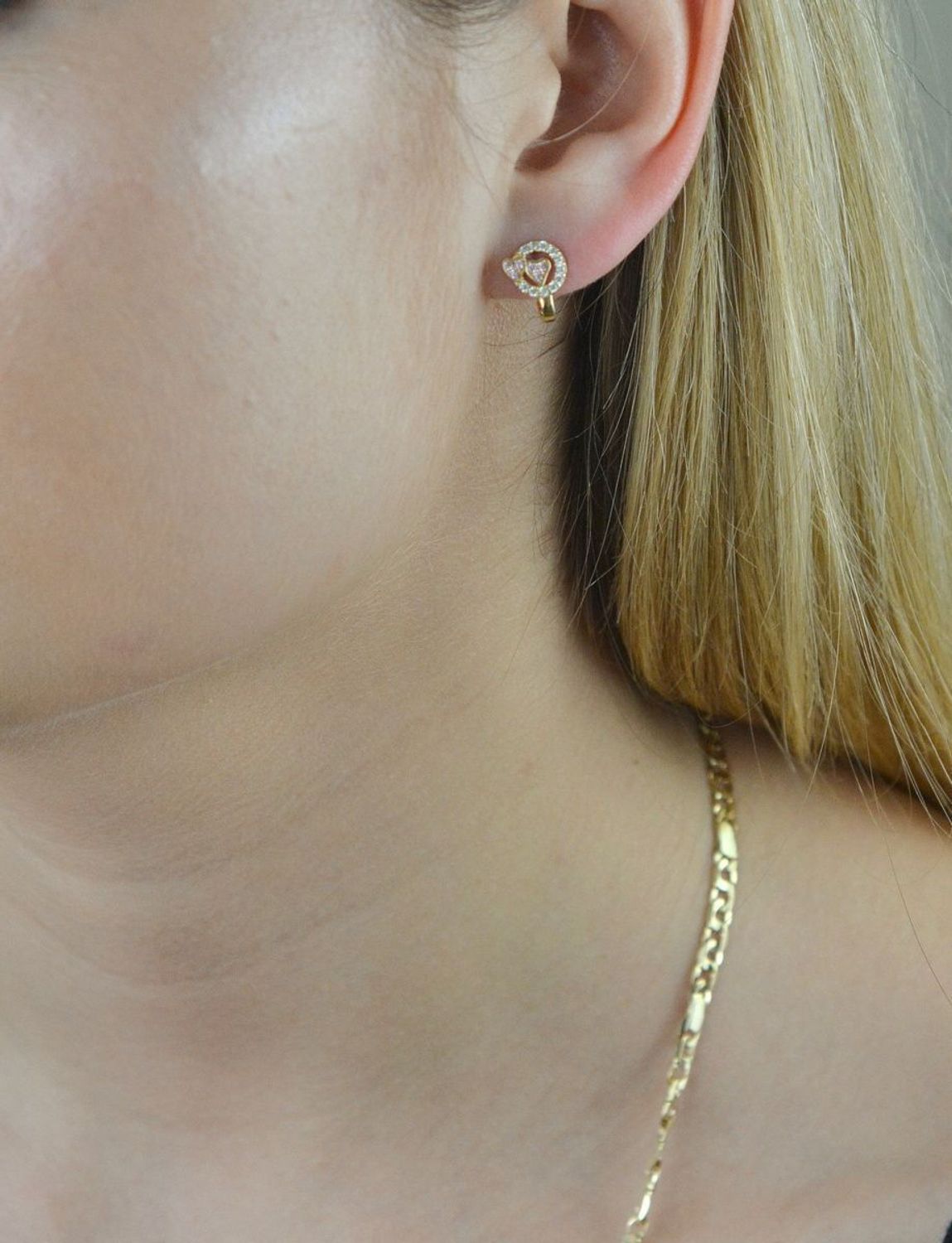 Złote kolczyki 585 dla dziewczynki błyszczące kółeczka z różowymi serduszkami. Delikatne kolczyki wykonane z najwyższej jakości złota próby 585. Kolczyki w minimalistycznym stylu, wpisujące się w obecne trendy modowe..jpg